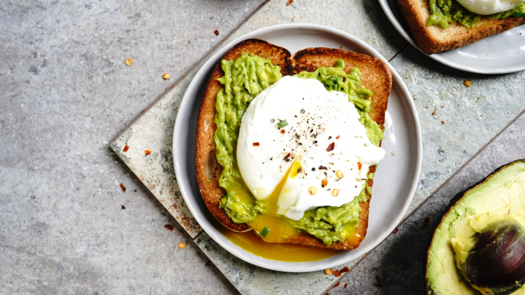 petit-déjeuner healthy avocat oeufs